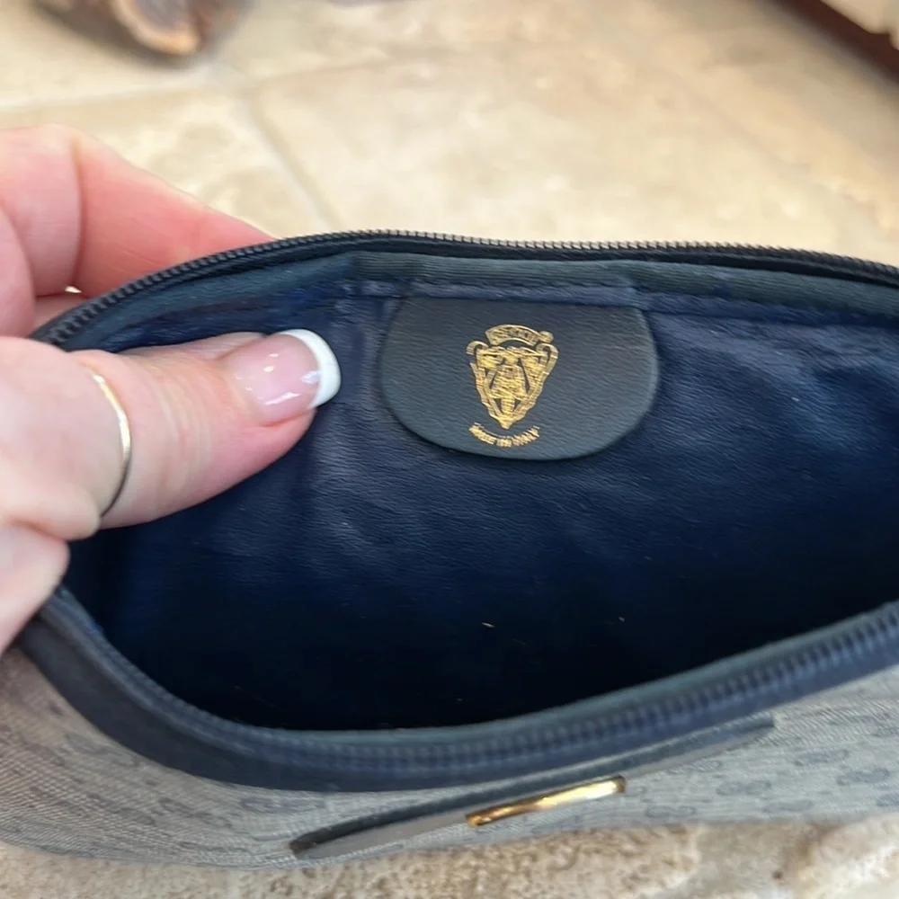 Gucci vintage makeup case. In good condition. Zipper works. 7x4 inches